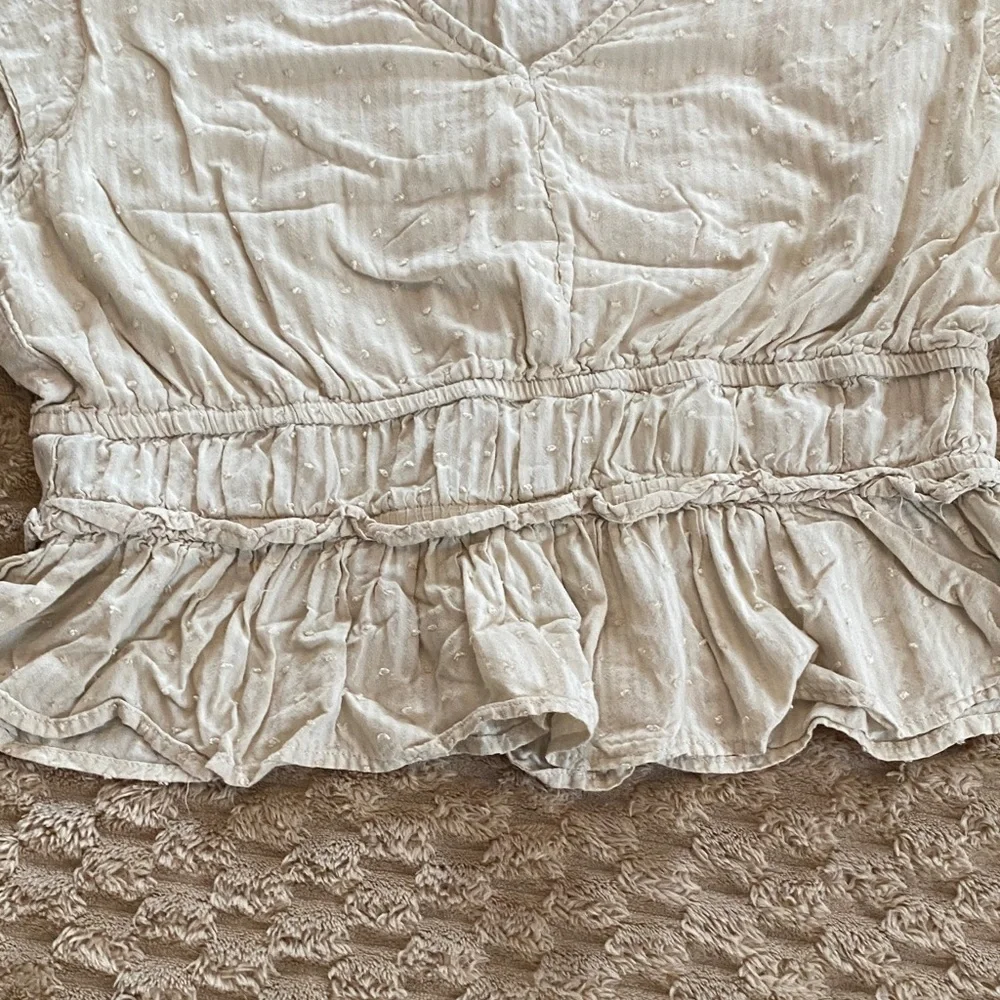 Chic Cream Ruffle Blouse - Picture 4 of 8